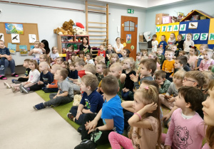 Przedszkolaki z uwagą obserwują kilkoro chętnych dzieci ze starszych grup, podczas ich wspólnej gry na różnych instrumentach.