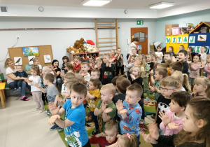 Dzieci z całego przedszkola podczas zabawy ruchowej przy melodii "Baby Shark" pochodzącej z puzonu.