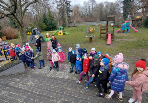Dzieci oraz ciocie z grupy ''Kaczuszki'' oraz ''Skrzaty'' w drodze na pochód wiosenny.