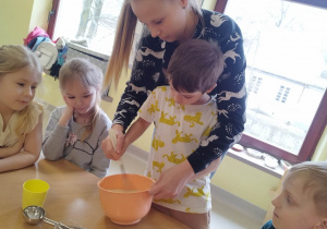 Ciocia Iwonka wraz z Frankiem przygotowują ciasto na babeczki.