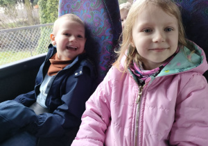 Dwoje dzieci z Biedronek podczas drogi do kina.