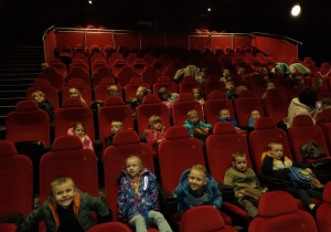 Dzieci z obu grup chwilę przed seansem kinowym.