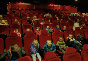 Dzieci z obu grup chwilę przed seansem kinowym.