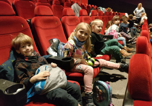 Dzieci z Biedronek chwilę przed seansem kinowym.
