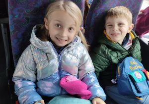 Dzieci z Biedronek w trakcie drogi powrotnej.