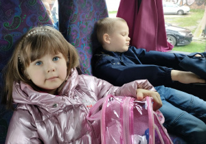 Dzieci z Biedronek w trakcie drogi powrotnej.