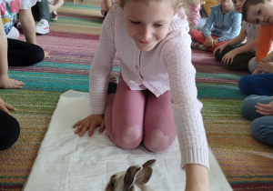 Nadia z Kaczuszek z królikiem.