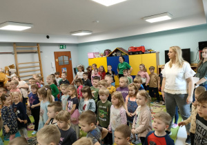 Dzieci słuchają p. Klaudii.