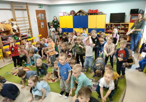 Dzieci naśladują ruchy taneczne prezentowane przez p. Klaudię.