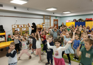 Dzieci tańczą hip-hop wspólnie z p. Klaudią.