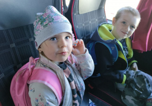 Dwoje dzieci z "Pszczółek" w autokarze w drodze do Sali Zabaw.