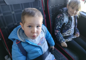 Dwoje dzieci z "Pszczółek" w autokarze w drodze do Sali Zabaw.
