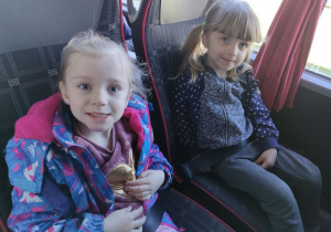 Dwie dziewczynki z "Pszczółek" w autokarze w drodze do Sali Zabaw.