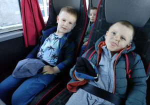 Dwóch chłopców z "Pszczółek" w autokarze w drodze do Sali Zabaw.