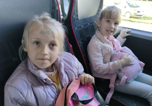 Dwie dziewczynki z "Biedronek" w autokarze w drodze do Sali Zabaw.