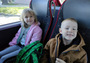Dwoje dzieci z "Biedronek" w autokarze w drodze do Sali Zabaw.