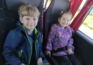 Dwoje dzieci z "Biedronek" w autokarze w drodze do Sali Zabaw.