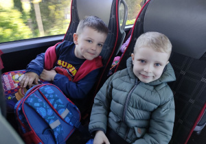 Dwóch chłopców z "Biedronek" w autokarze w drodze do Sali Zabaw.