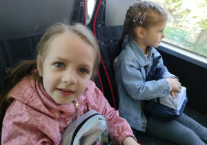 Dwie dziewczynki z "Biedronek" w autokarze w drodze do Sali Zabaw.