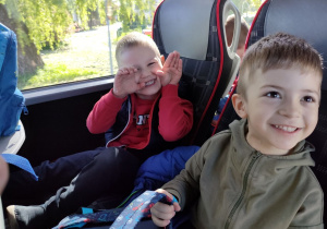 Dwóch chłopców z "Biedronek" w autokarze w drodze do Sali Zabaw.