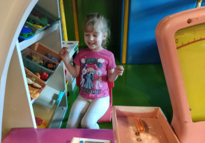 Dziewczynka w trakcie "zabawy w sklep".