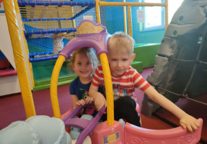 Dwoje dzieci podczas zabawy.