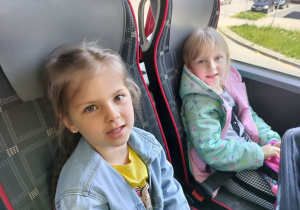 Dwie dziewczynki z "Biedronek" w autokarze w drodze powrotnej do naszego przedszkola.