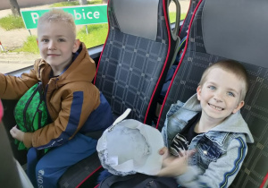 Dwóch chłopców z "Biedronek" w autokarze w drodze powrotnej do naszego przedszkola.