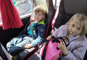 Dwoje dzieci z "Biedronek" w autokarze w drodze powrotnej do naszego przedszkola.