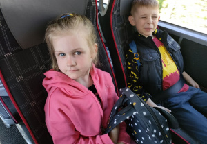 Dwoje dzieci z "Biedronek" w autokarze w drodze powrotnej do naszego przedszkola.