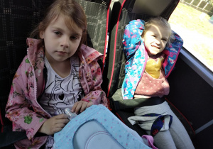 Dwie dziewczynki z "Pszczółek" w autokarze w drodze powrotnej do naszego przedszkola.