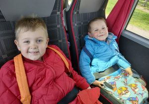 Dwóch chłopców z "Pszczółek" w autokarze w drodze powrotnej do naszego przedszkola.