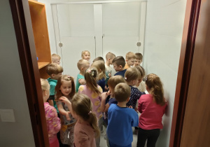 Dzieci z grupy Biedronek podczas mycia rąk przed zajęciami o zdrowym odżywianiu.