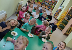 Dzieci z grupy Biedronek podczas degustacji przygotowanej przez siebie sałatki owocowej.