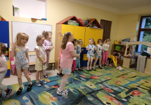 Dziewczynki prezentują swój taniec do piosenki "Siema".