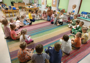 Dzieci w klasie "Kaczuszek" podczas pogadanki o latarkach.