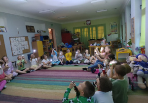 Dzieci w klasie "Kaczuszek" podczas zabawy z latarkami.