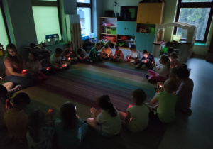 Dzieci w klasie "Kaczuszek" podczas zabawy z latarkami.