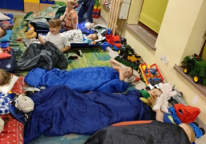 Chłopcy w sali "Skrzatów" szykują się do spania.