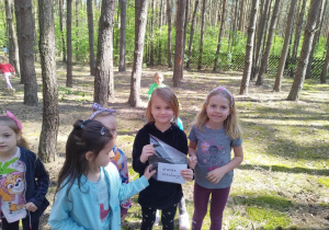 Dziewczynki odnalazły kopertę z zagadkami.
