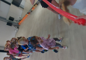 Dzieci z grupy ''Skrzaty'' podczas zabawy ruchowo-tanecznej.