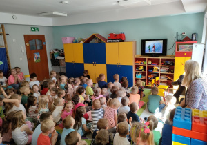 Wszystkie dzieci podczas oglądania filmu edukacyjnego o bezpieczeństwie podczas wakacji.