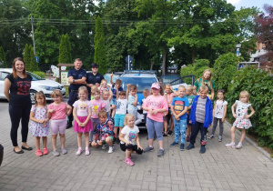 Dzieci z grupy "Skrzatów" wraz z ciociami oraz funkcjonariuszami Policji.