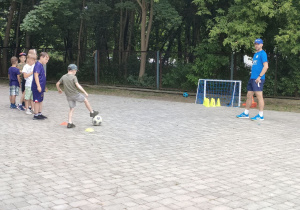 Zabawy sportowe prowadzone przez Trenera z Klubu Piłkarskiego Kotan Ozorków.