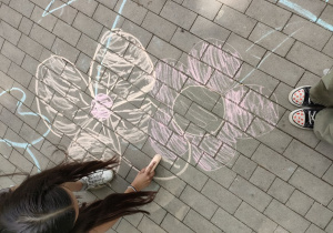 Malowanie kredami na chodniku w Parku Miejskim.