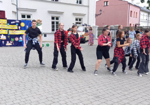 Występ dzieci z grupy tanecznej z MOK-u pod kierunkiem p. Ewy Drzewieckiej.