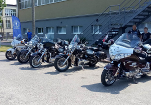 Pokaz motocyklów na placu przy Hali Sportowej.