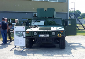 Pokaz samochodu wojskowego na placu przy Hali Sportowej.