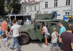 Prezentacja samochodu wojskowego na dziedzińcu MDK-u.