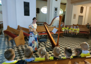 Pani Joanna Jakubowska prezentuje dzieciom harfy: małą i wielką.
